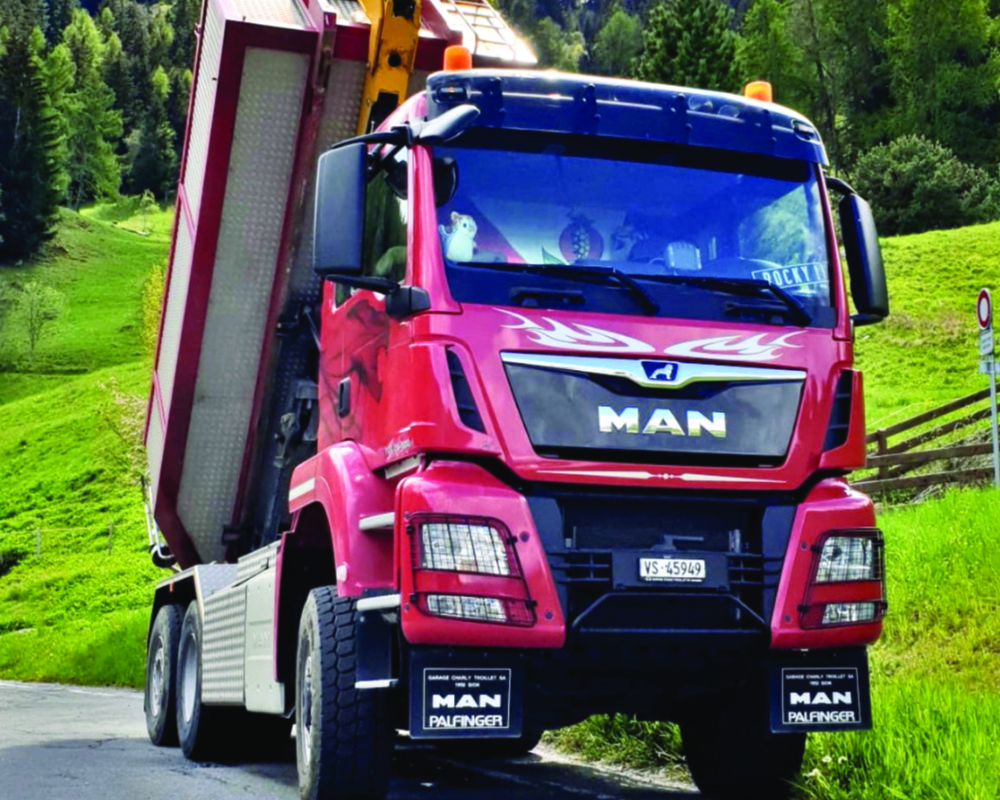 Camion de transport de matériaux d'André BORNET Fils Transports SA à Aproz (Nendaz) en Valais et en Suisse