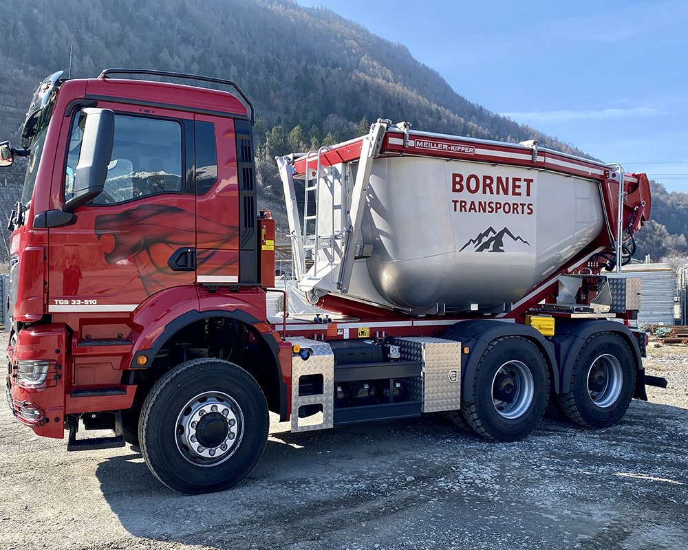 Camion de livraison de matériaux d'André BORNET Fils Transports SA à Aproz (Nendaz) en Valais et en Suisse