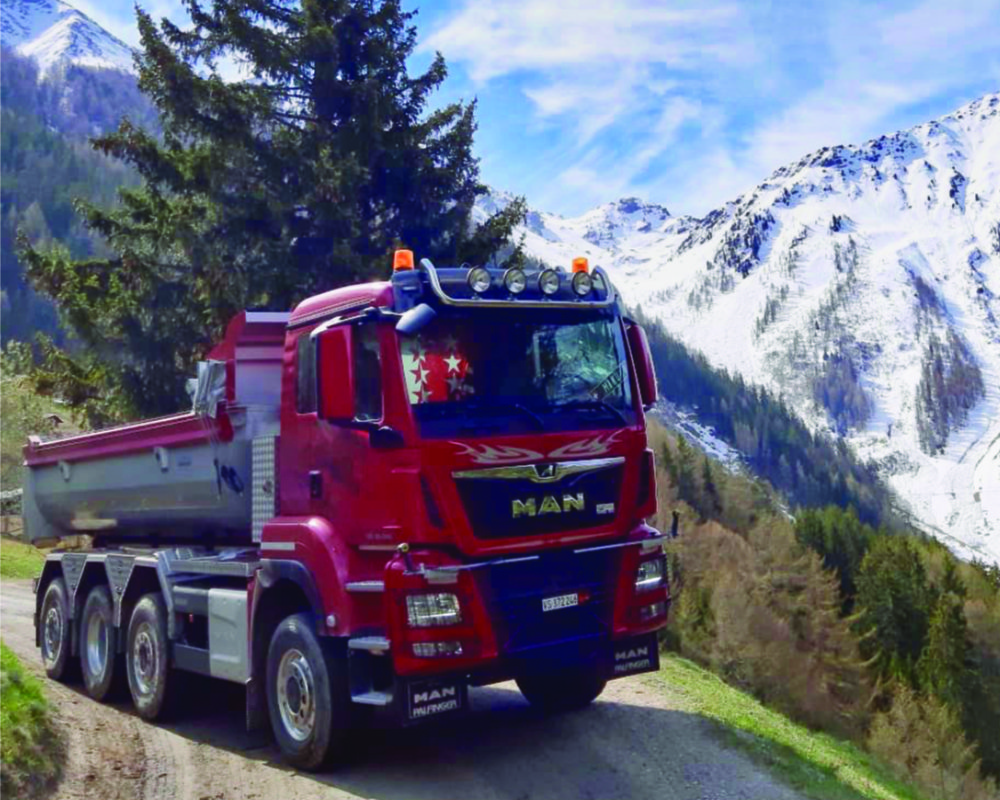 Camion de transport d'André BORNET Fils Transports SA à Aproz (Nendaz) en Valais et en Suisse